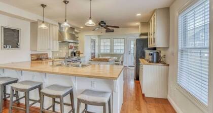 The Liberty House - Pristine Reno with parking