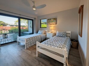 2 sovrum, skrivbord, strykjärn/strykbräda och resesäng