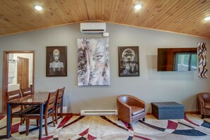 Dining - Privat Hot Tub! Sleeps 6 *Traverse City *Sleeping Bear Dunes (Interlochen)