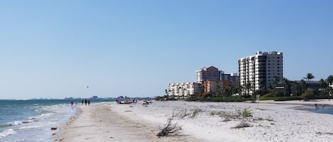 En la playa, camastros y toallas de playa