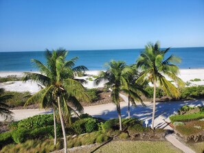 Sur la plage, chaise longue, serviettes de plage