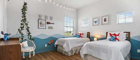 3 makuuhuonetta, työpöytä, silitysrauta/-lauta, vauvan matkasänky