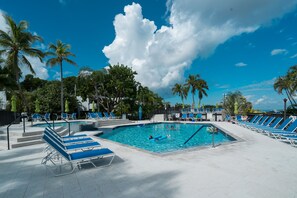 Utomhuspool och uppvärmd pool