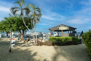 Perto da praia, espreguiçadeiras, toalhas de praia