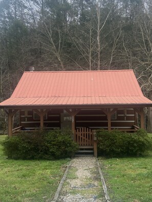 Exterior - Beautiful Cabin Nestled in the Smokies (Hartford)