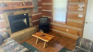 Een televisie en een open haard