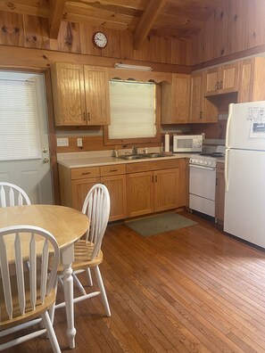 Cookware/dishes/utensils - Beautiful Cabin Nestled in the Smokies (Hartford)