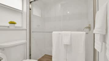 Een douche, een haardroger, handdoeken, zeep
