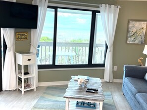 TV a schermo piatto, libri