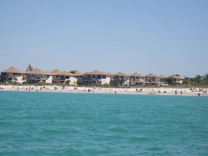 Sulla spiaggia, lettini da mare, teli da spiaggia