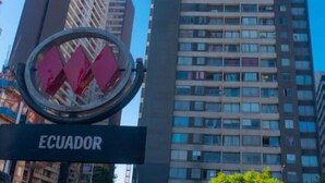 A tall building with a sign that reads "ECUADOR" in front of it. - A2 lindo y comodo 2D 2 B full equipado hasta 6 pax metro en la puerta (Santiago)