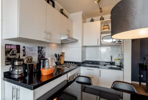 Frigorifero, microonde, forno, piano cottura