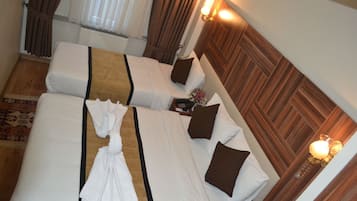 Quarto triplo standard | Cofres nos quartos, escrivaninha, espaço de trabalho para notebook