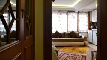 Cassaforte in camera, una scrivania, postazione laptop, insonorizzazione