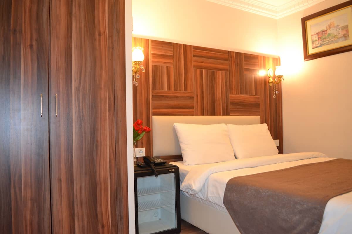Kamar Single Ekonomi | Brankas, meja kerja, ruang kerja ramah laptop, dan kedap suara