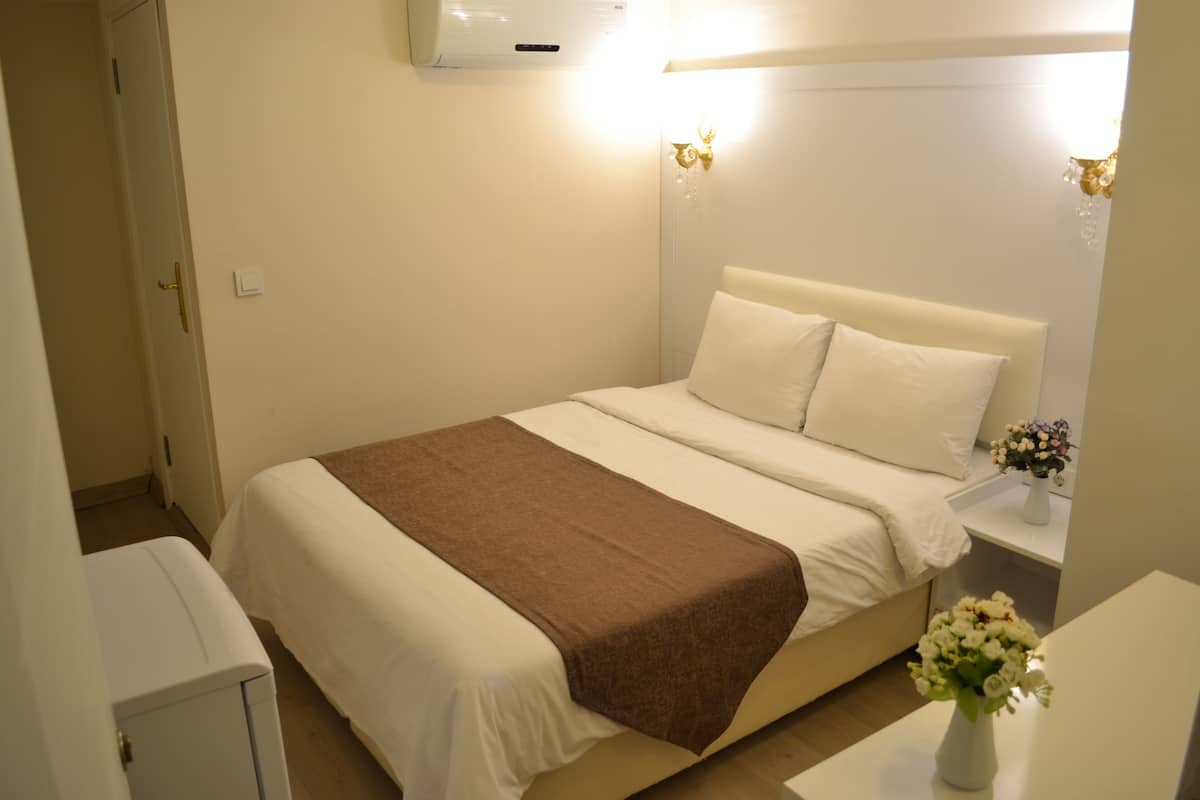 Kamar Double Ekonomi | Brankas, meja kerja, ruang kerja ramah laptop, dan kedap suara