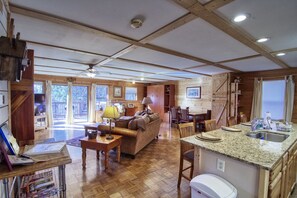 スマートテレビ、暖炉、書庫