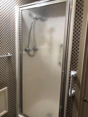 Shower, hair dryer, towels, soap - The Law Building (Natchez)
