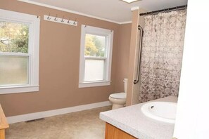 Combined shower/tub, hair dryer, soap, shampoo
