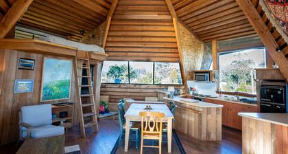 Iconic Mushroom House. Ocean Views, Walk to Beach and Sauna!