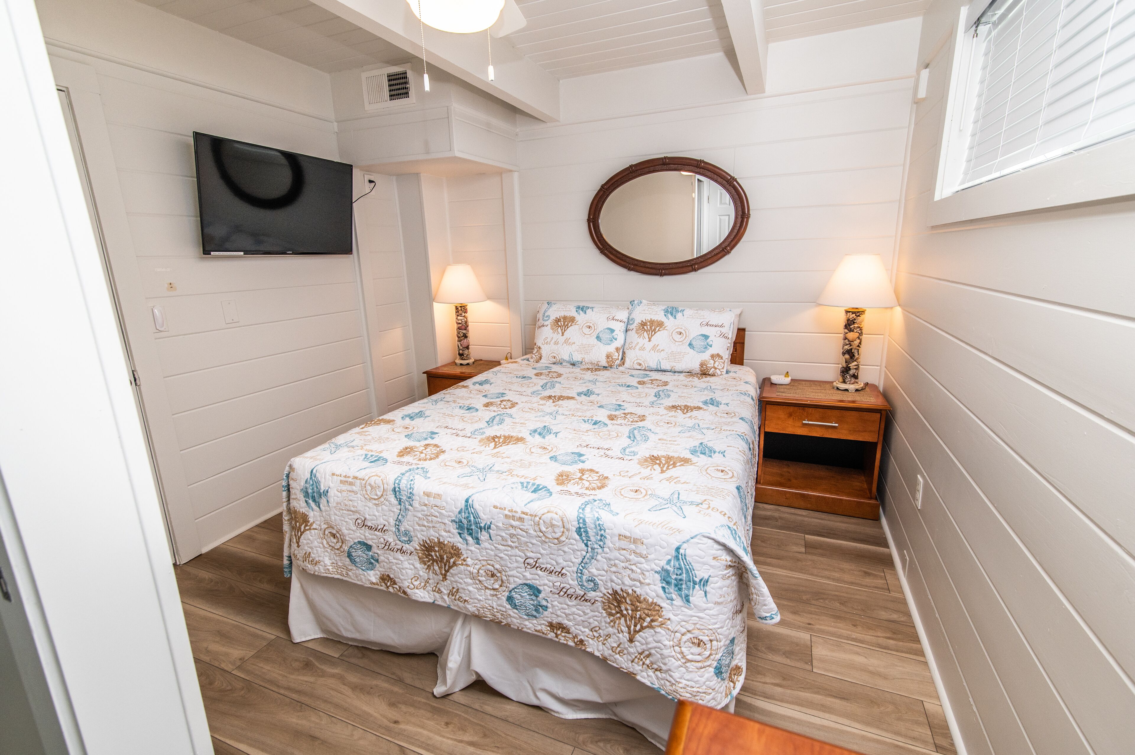 Second bedroom on top level - queen bed - view 2