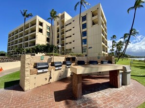 Outdoor dining - MARCH DEALS- Beachfront Condo With Amazing Oceanfront Views. (Kihei)