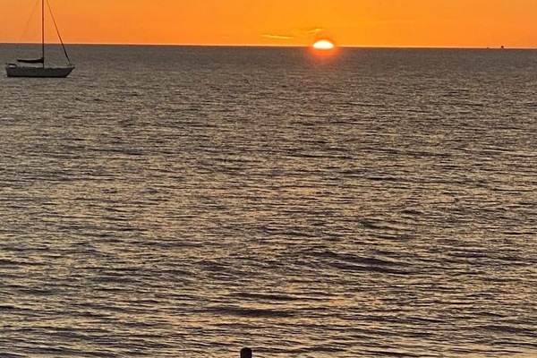 En la playa, camastros y toallas de playa