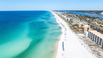 Plage, chaises longues