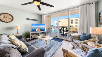 TV connectée, lecteur de DVD, livres