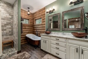 Tina con regadera, secadora de cabello, toallas, jabón 