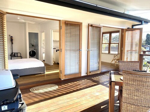 1 Hour from Sydney 500 meters to Terrigal beach, restaurants and night life.