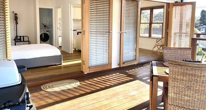 1 Hour from Sydney 500 meters to Terrigal beach, restaurants and night life.