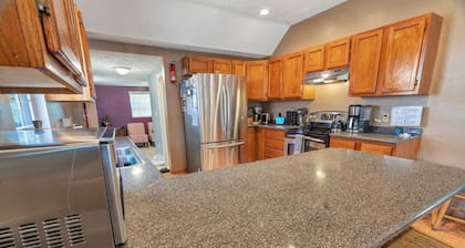 🏡 Modern SmartHome Retreat Near Downtown Springfield & MSU