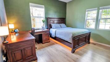 3 habitaciones, escritorio y tabla de planchar con plancha