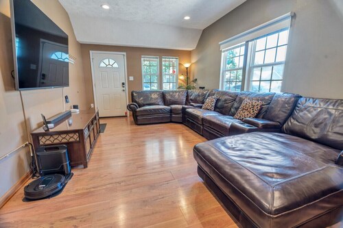 🏡 Modern SmartHome Retreat Near Downtown Springfield & MSU