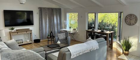 TV connectée, cheminée, jeux vidéo, livres