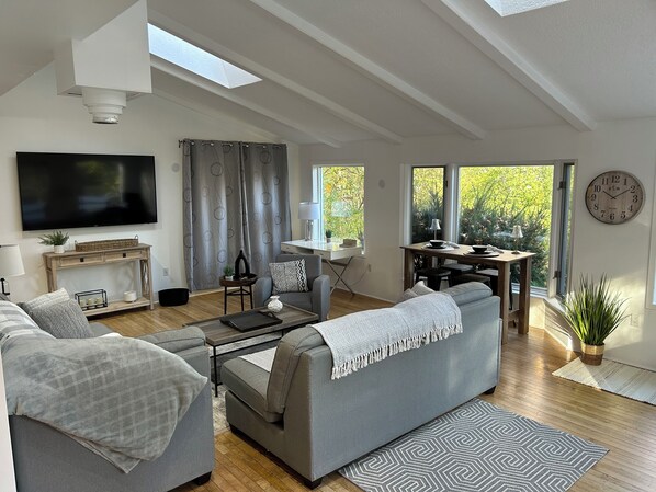 Smart-tv, een open haard, videospelletjes en boeken