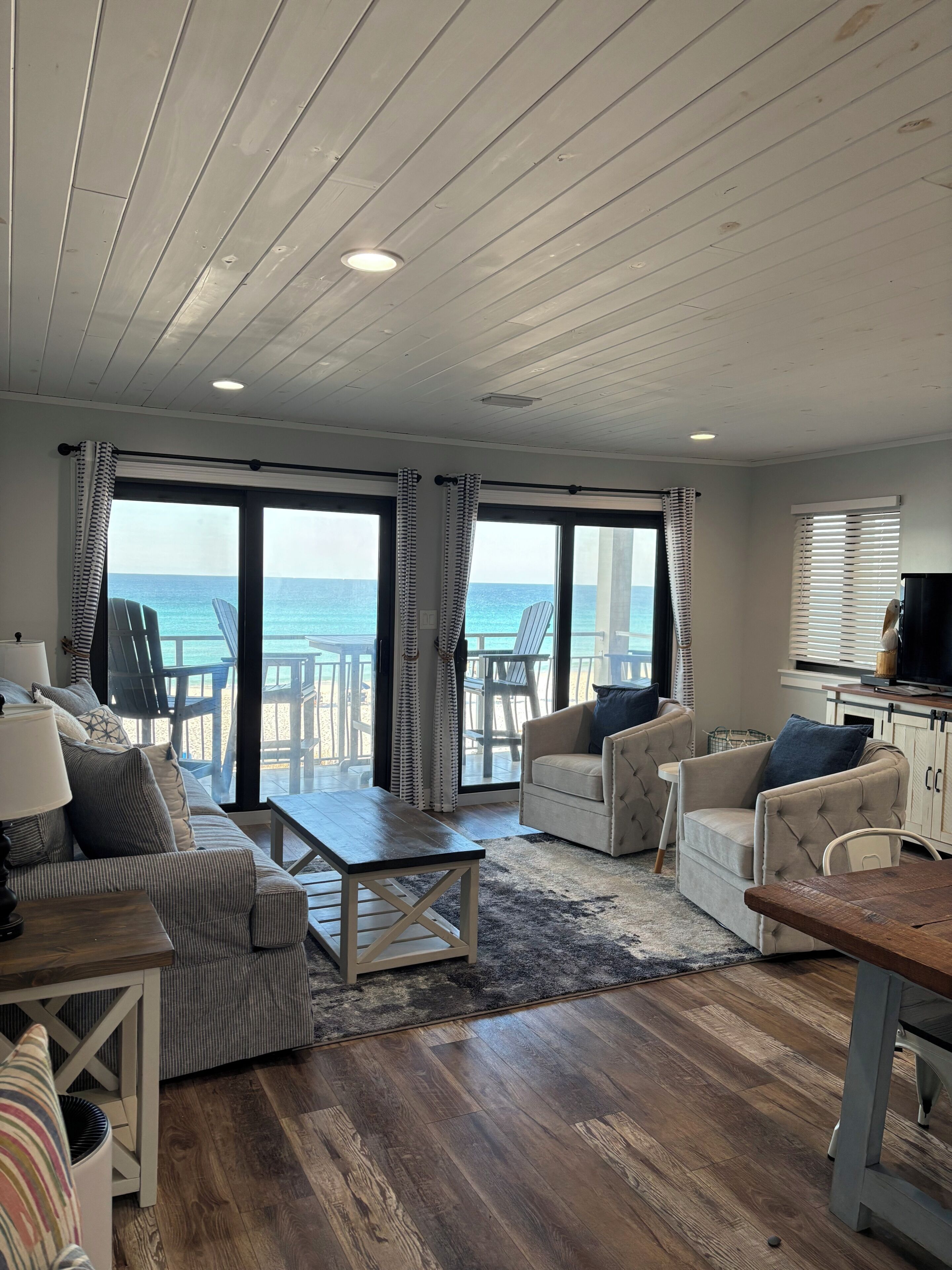 Una televisión, un reproductor de DVD