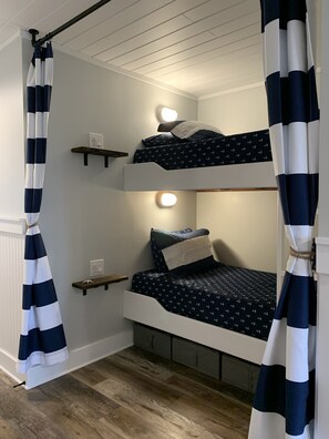 1 bedroom, WiFi, bed sheets - 5 Stars : One bedroom + bunks + 2 bath on Private Beach (Destin)