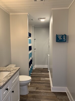 Combined shower/tub, hair dryer, towels, soap - 5 Stars : One bedroom + bunks + 2 bath on Private Beach (Destin)