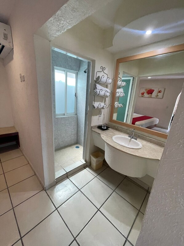 Junior Studio Suite | Bathroom | Shower, soap, shampoo, toilet paper - Hotel Arcos Aeropuerto (Veracruz)