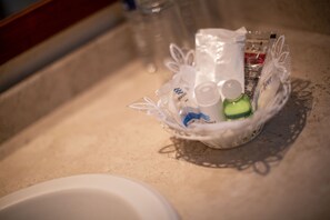 Shower, soap, shampoo, toilet paper - Hotel Arcos Aeropuerto (Veracruz)