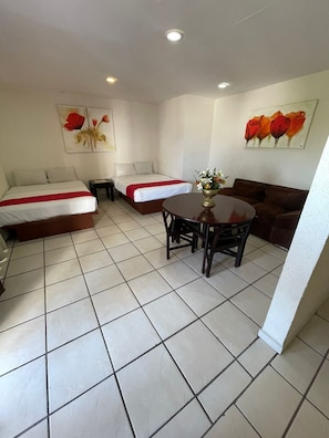 Suite estudio junior | Espacio para trabajar con laptop y cortinas blackout 