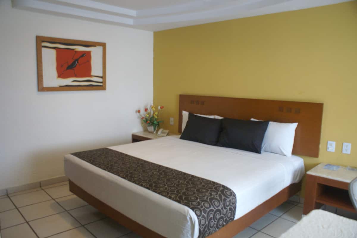 Business Room | Laptop workspace, blackout drapes, iron/ironing board, free WiFi