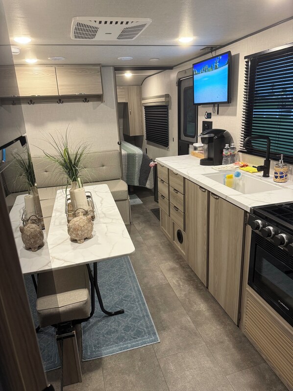 Fridge, microwave, stovetop, coffee/tea maker - BRAND NEW 2025 RV on a Private Canal Lot and close to Beach (Crystal Beach)