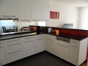 Kühlschrank, Geschirrspüler, Kochgeschirr/Geschirr/Besteck