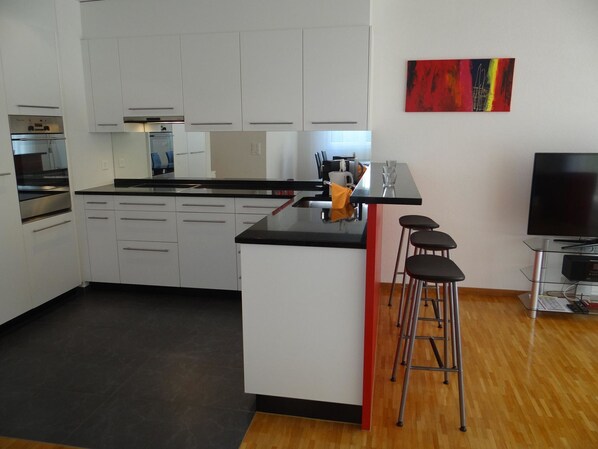 Fridge, dishwasher, cookware/dishes/utensils
