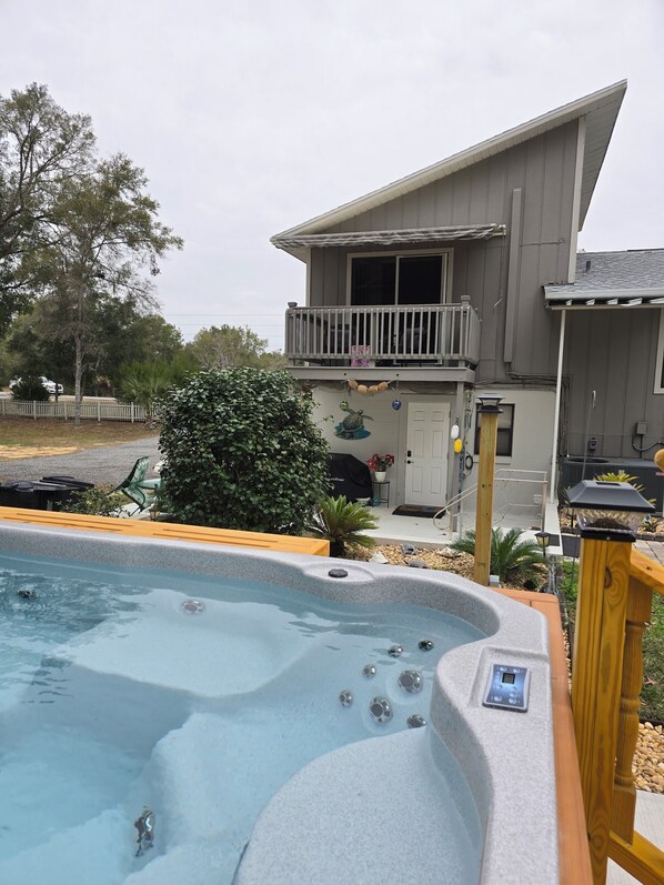 Outdoor spa tub