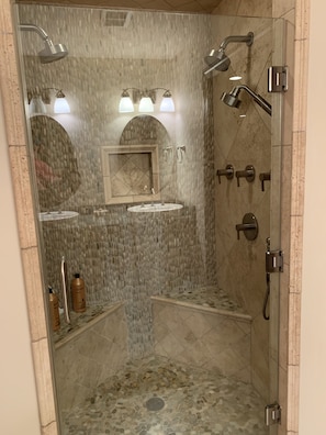 Baignoire, baignoire Ă jets, sĂšche-cheveux, serviettes fournies