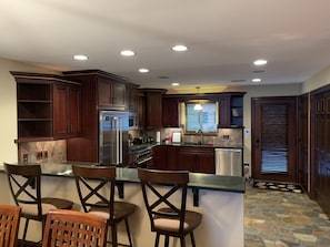Fridge, microwave, oven, stovetop - ⚓❀ Lakefront Condo ❀ Private Beach - Kayaks - Family Friendly ❀⚓ (Wisconsin Dells)